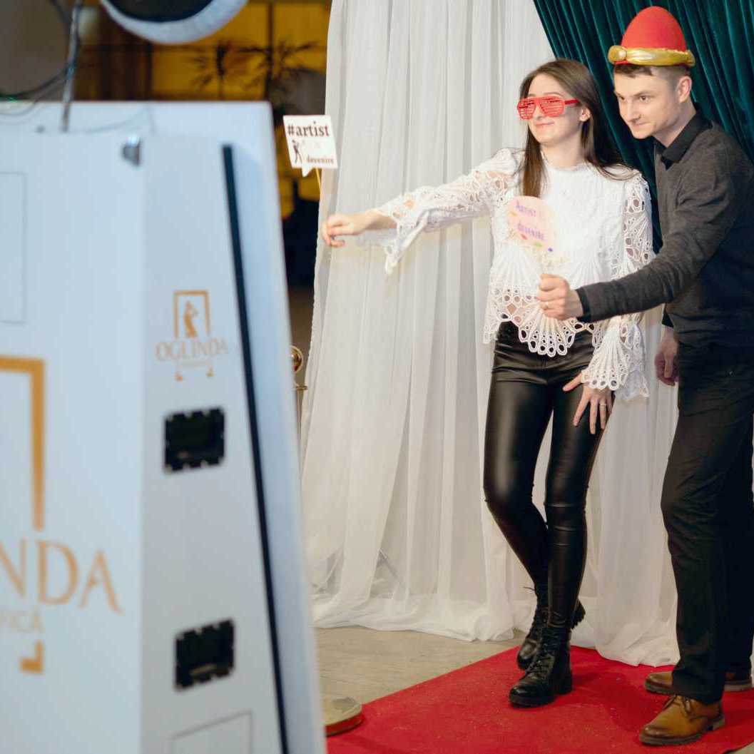 Doi oameni la oglinda fotografica oglinda magica suceava