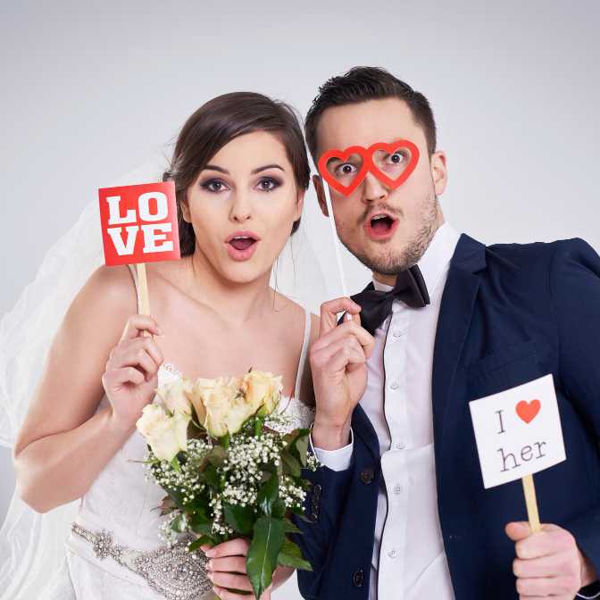 Mici ce tin propsuri in mana Photobooth oglinda magica fotografica nunta